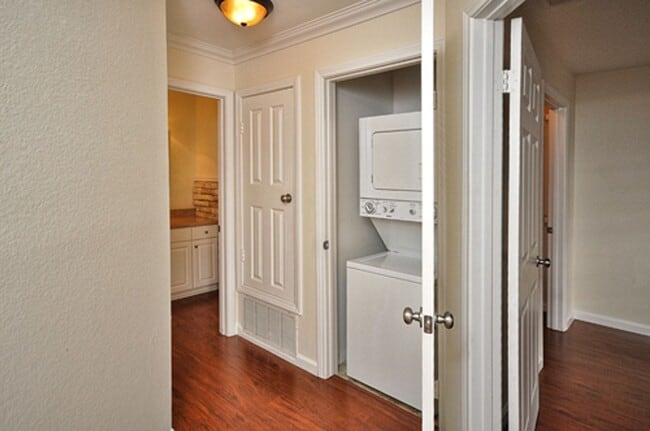 Building Photo - Immaculate Upper End 1 Bed 1 Bath Condo in...