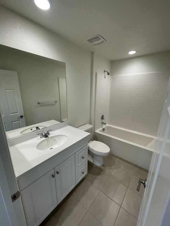 Building Photo - 3 Bed 3 Bath Townhouse in San Marcos - Brand New