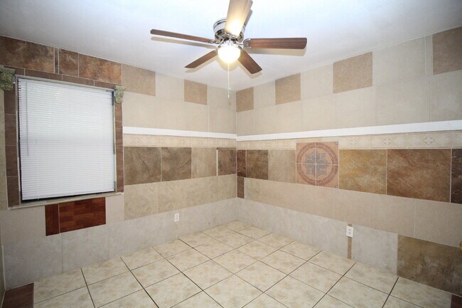 Building Photo - North Pensacola 2-Bed, 1-Bath Quadplex – Pet-Friendly, Available 1/6