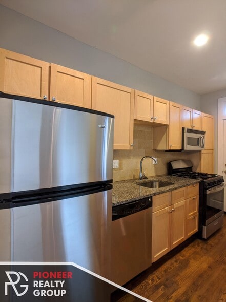 Building Photo - 736 W Addison St