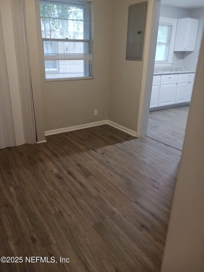 Building Photo - 451 Duray St