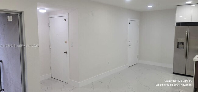 Building Photo - 9402 SW 77th Ave