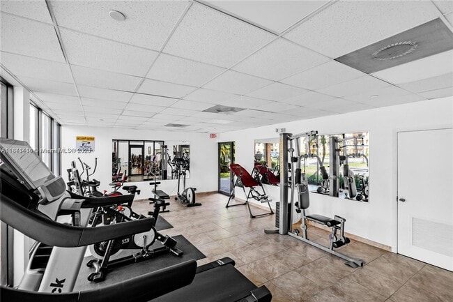 Building Photo - 9350 Fontainebleau Blvd