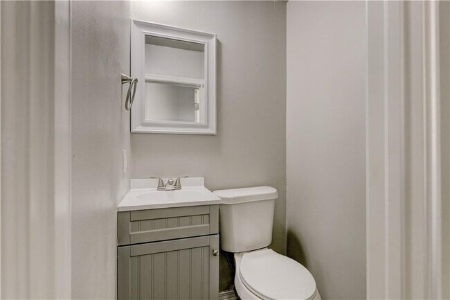 Building Photo - 3035 SE 20th St