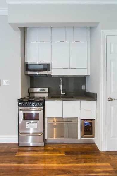 Primary Photo - 209 E 25th St