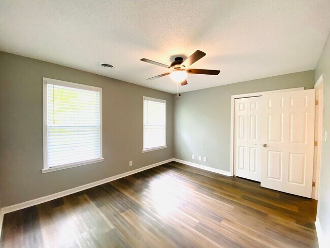 Building Photo - 1103 Rosebrook Dr