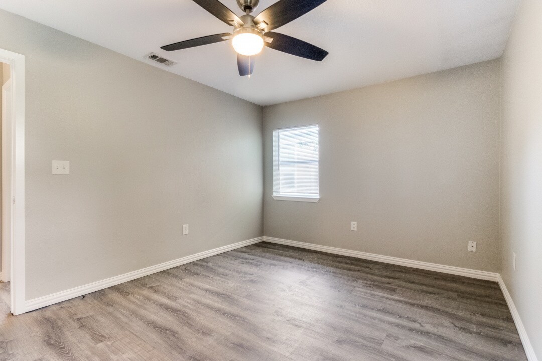 Bedroom 4 - 1516 Valley View St