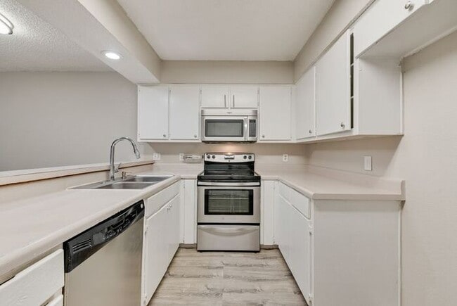 Building Photo - Quiet & Bright Home in Irving