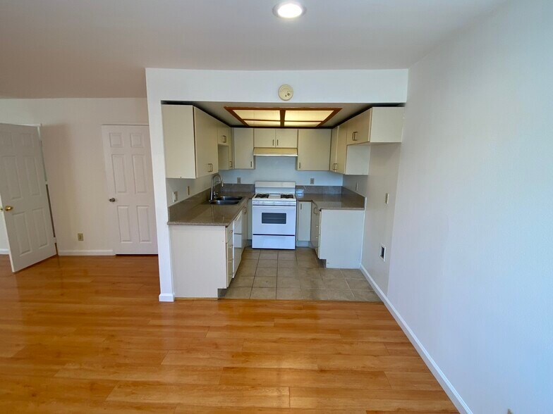 Building Photo - 308 E Valencia Ave