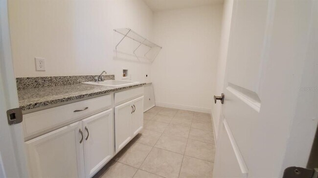 Building Photo - 9918 Summerlake Groves St