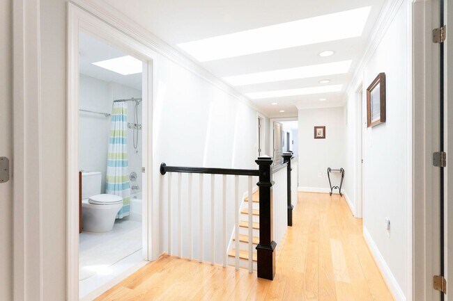 Building Photo - Luxurious Spacious and Bright , Gorgeous P...