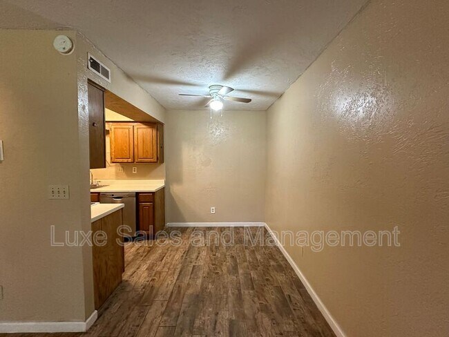 Building Photo - 11120 N Stratford Dr