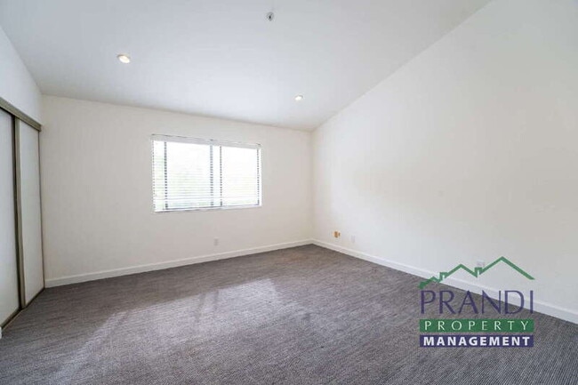 Building Photo - 25 Cedarwood Ln