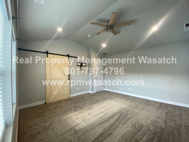 Building Photo - Rent This Beautiful 3 Bedroom 2.5 Bathroom...
