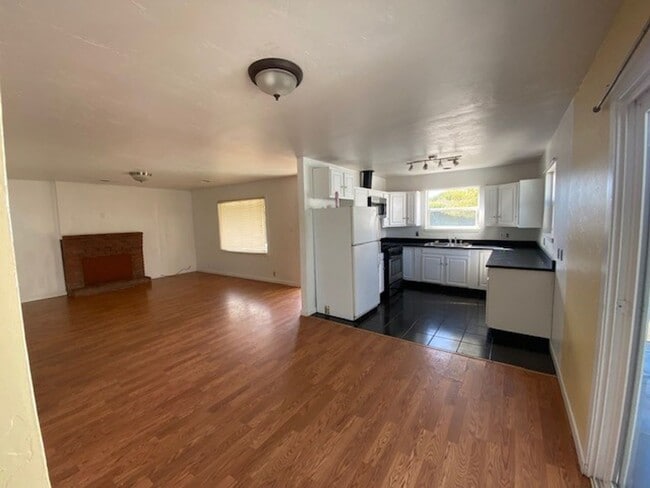 Building Photo - Close to Cal Poly Humboldt, 4/2 house!