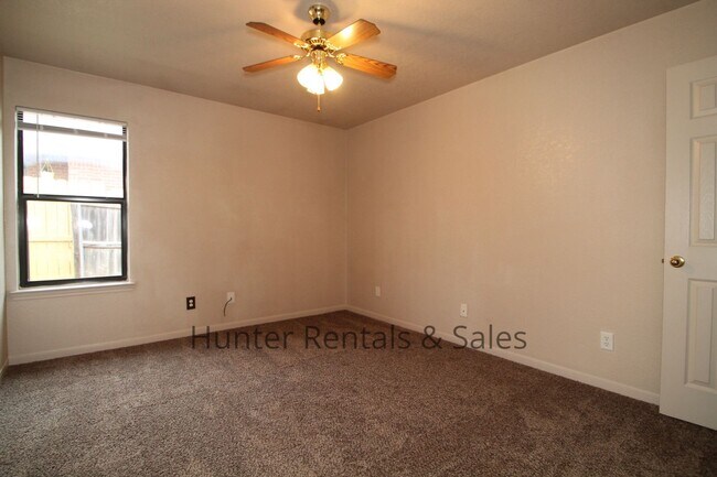 Building Photo - Live in Style!