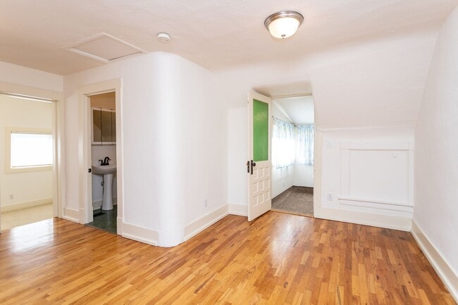Building Photo - 12 W Brookside St