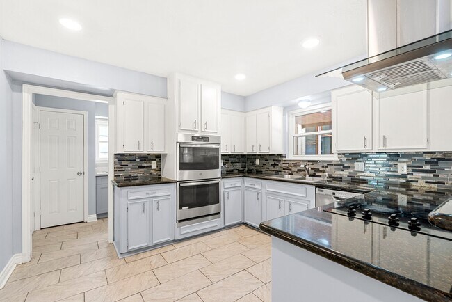 Building Photo - 1103 Manatee Ln