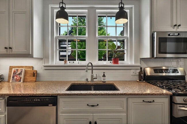 Building Photo - Move In Ready! 5 bedroom 3.5 bath near Was...