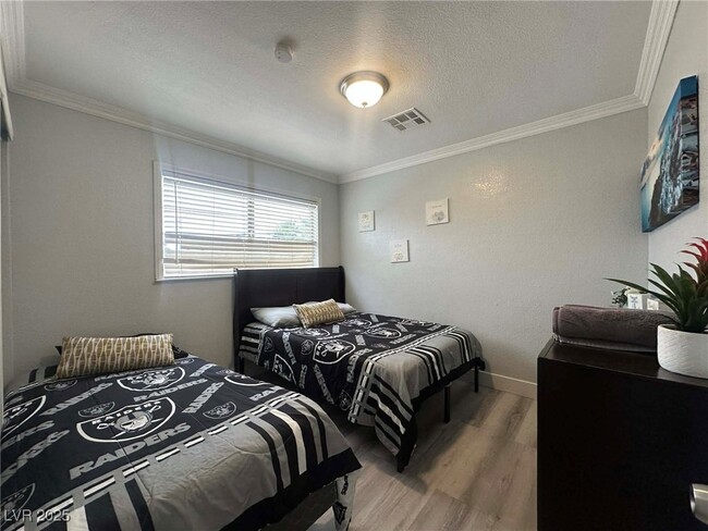 Building Photo - 2419 E Vegas Valley Dr