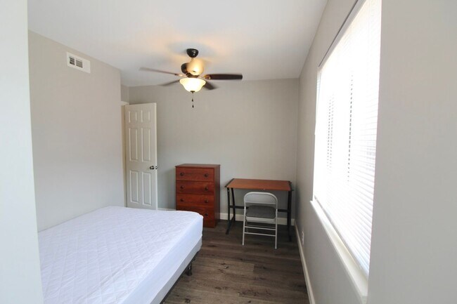 Building Photo - 1380 Hunters Rd