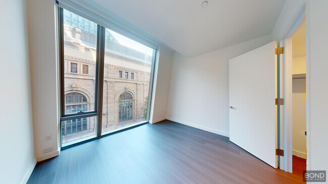 Building Photo - 635 W 59th St