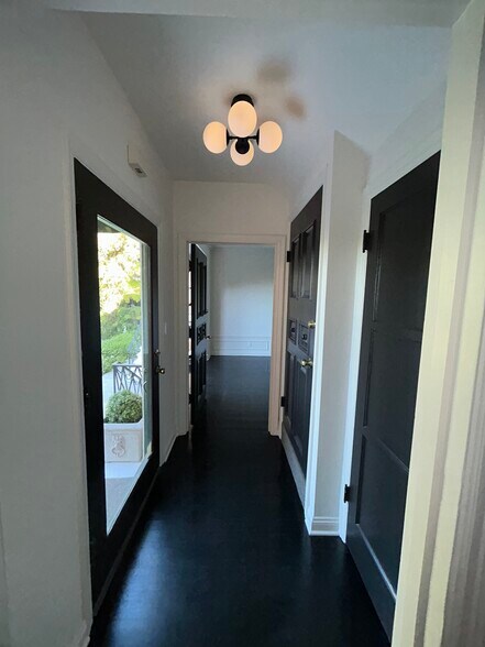 Building Photo - 1954 Hillcrest Rd