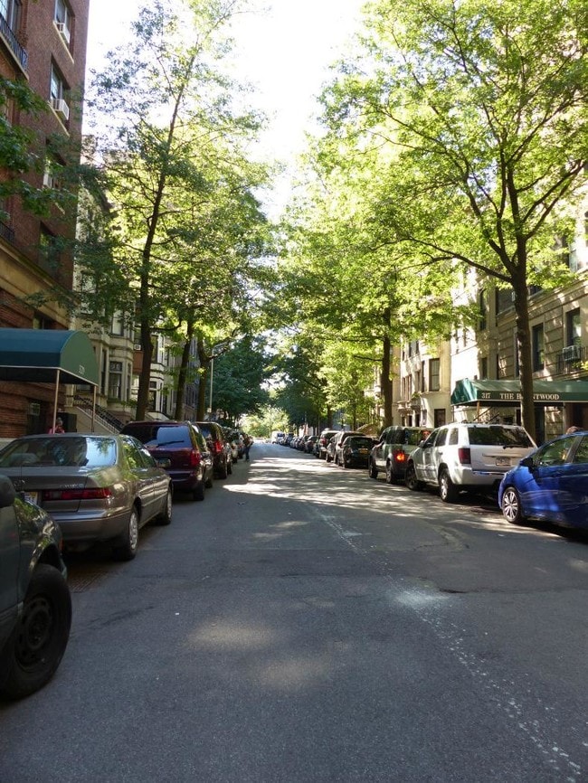 Building Photo - Super Sunny 1 BD, Panoramic Windows, Gut Renovated Granite Kitchen & Fabulous UWS Location!