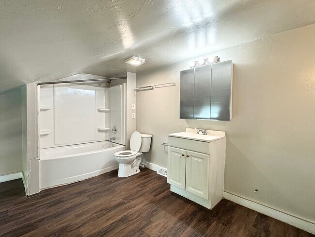 Building Photo - 2 Bedroom Semi-Detached Home