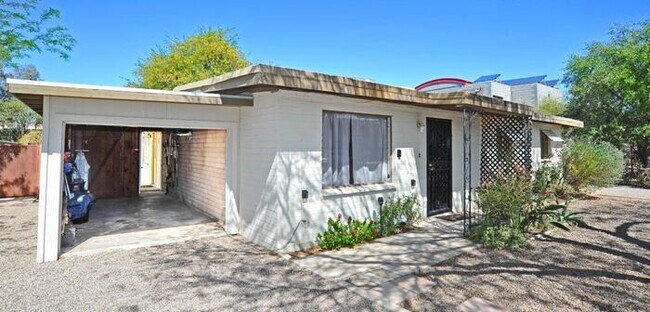 Building Photo - Ranch Style home in the Garden District