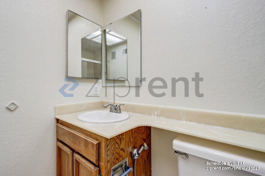 Building Photo - 1936 Lake View Pl