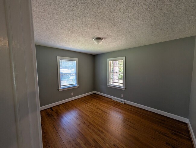 Building Photo - 3 Bedroom, 1.5 Bath Home with HVAC & Fenced Backyard