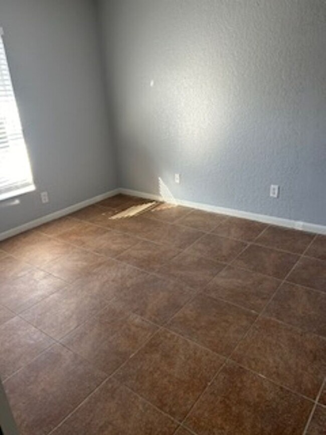 Building Photo - Beautiful 3/2 Available now!