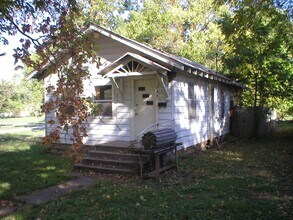 Building Photo - EL DORADO SPRINGS - 2BD with Fireplace- $3...