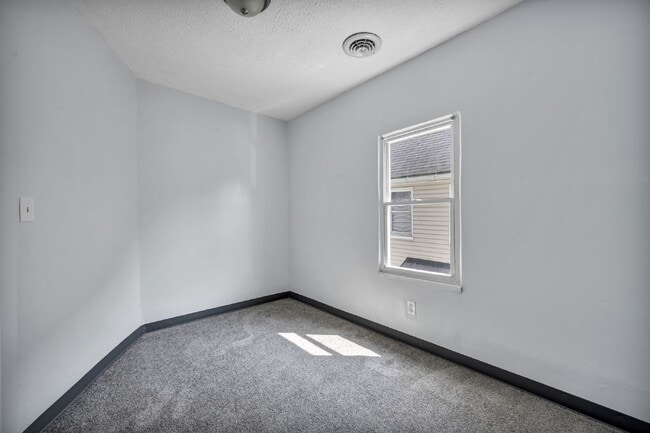 Building Photo - Spacious 5 Bedroom - Vouchers Accepted