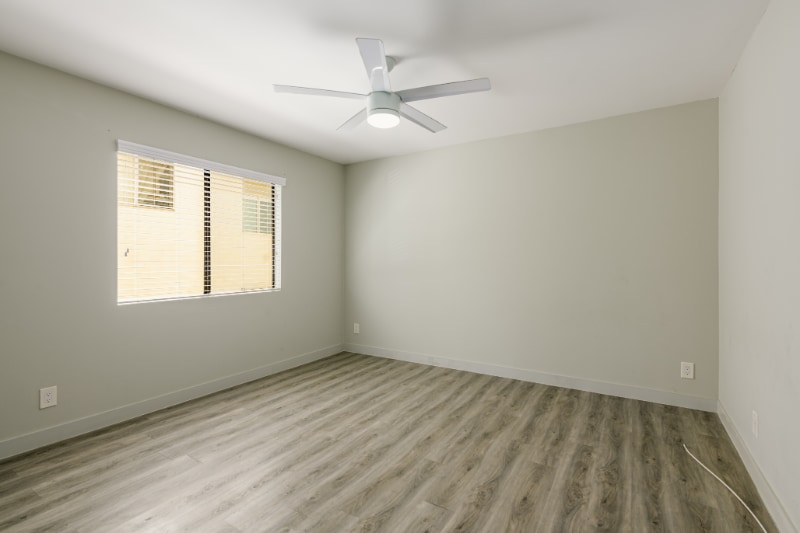 Building Photo - 1535 N Kenmore Ave