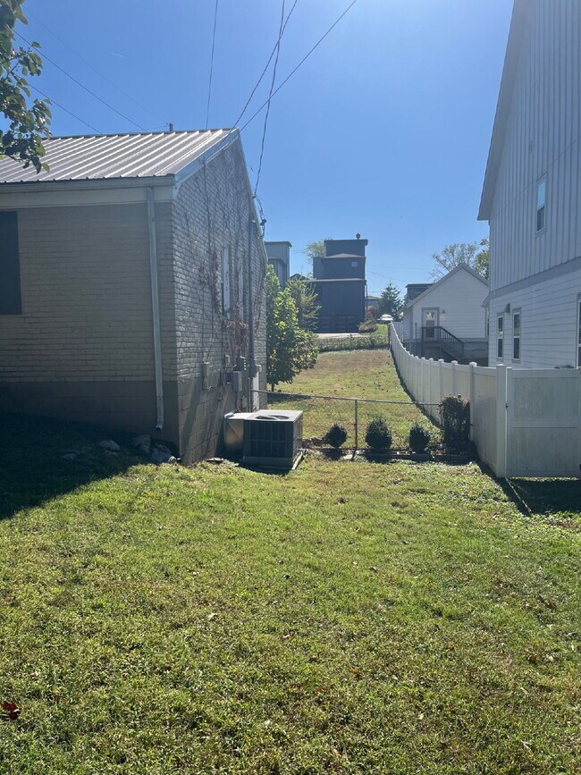 Building Photo - Charming 2 Bed, 1 Bath Nashville Rental - ...