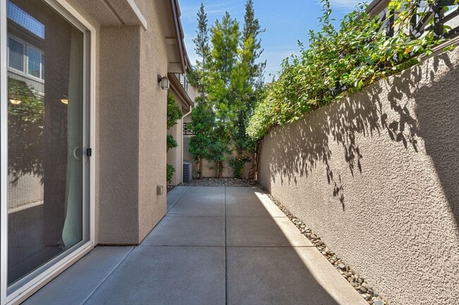 Building Photo - Exceptional 3BR Condo in Folsom! Stylish U...