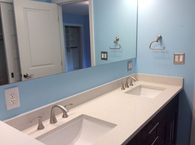 Building Photo - Fabulous 4 Bedroom/2 Bath Home! Upper Unit...