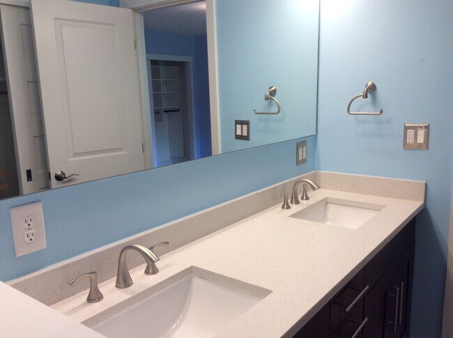 Building Photo - Le and Delisi - Bellevue Duplex