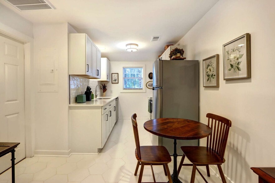 Building Photo - 306 E Victory Dr