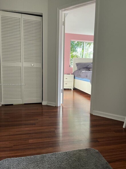 Building Photo - 9953 SW 154th Ct