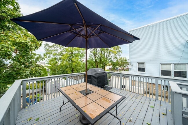 Building Photo - 67A Columbia Ave