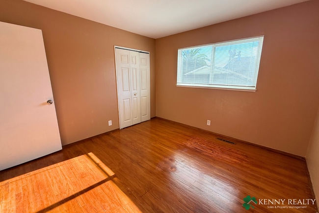 Building Photo - Bright and Spacious 3BD/3BA Home with Bonu...
