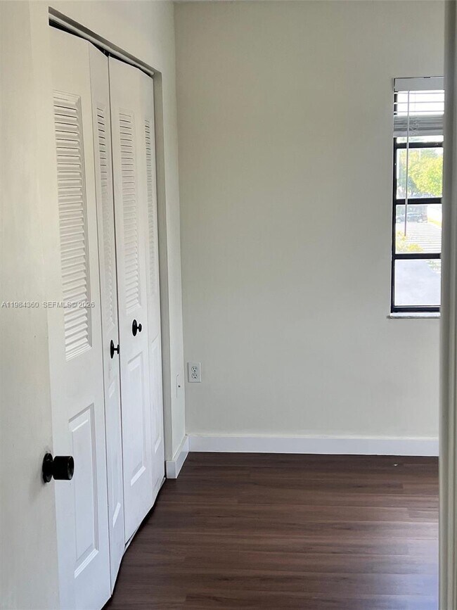 Building Photo - 10431 N Kendall Dr