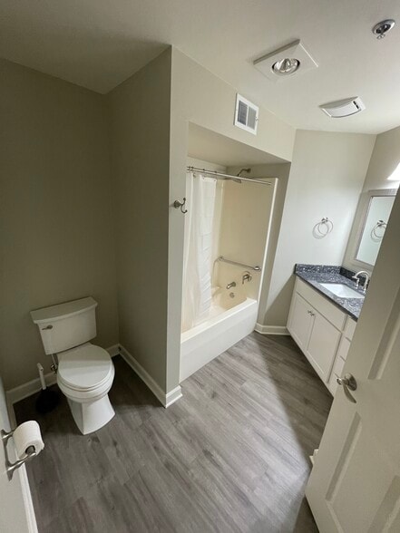 En Suite Master Bathroom - W164N8925 Water St
