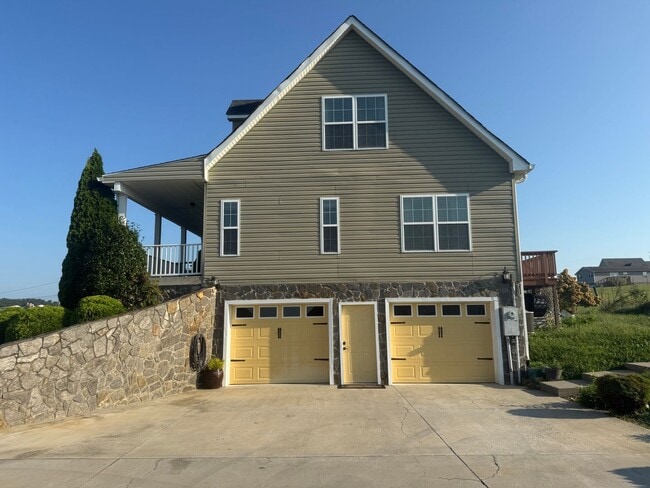 Building Photo - 3 Bedroom 3.5 Bathroom Home Located in Greeneville, TN