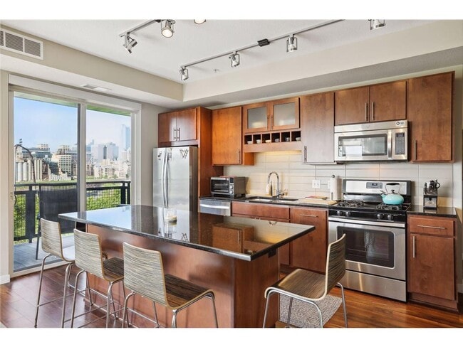 Building Photo - 401 SE Main St