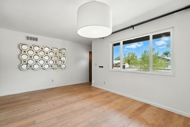 Building Photo - Totally remodeled home in prime Tempe Loca...