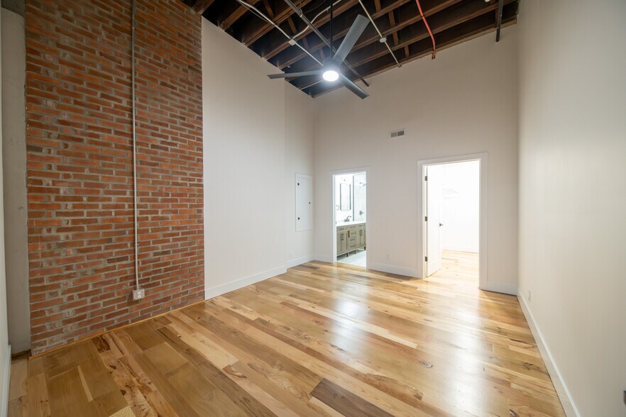 Master Bedroom - 635 W Lakeside Ave